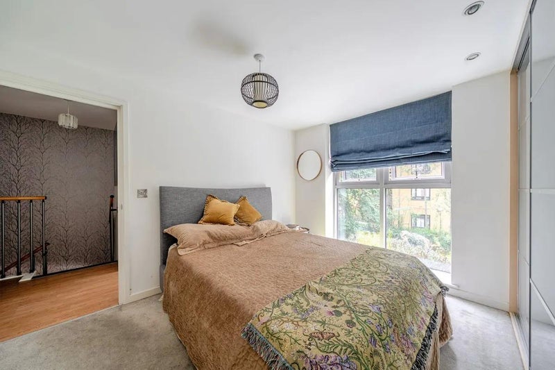 Room Wenlock Road in Greater London