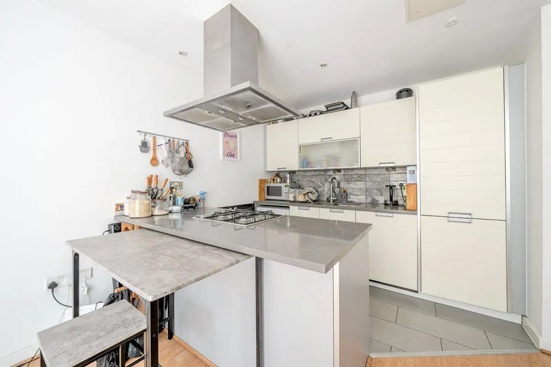 Room Wenlock Road in Greater London