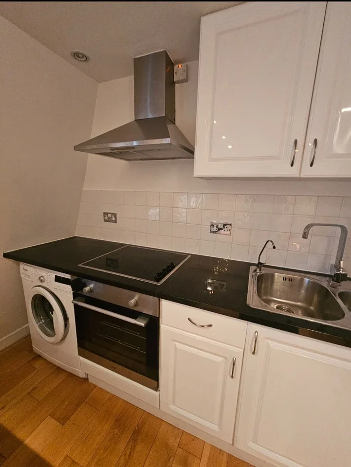 Flat Lower Mortlake Road in Greater London