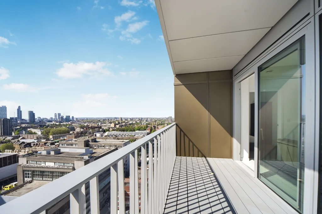 Flat Tapestry Way in Greater London
