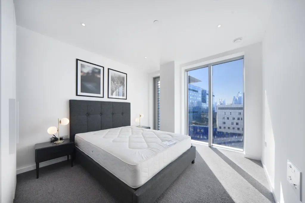 Flat Tapestry Way in Greater London