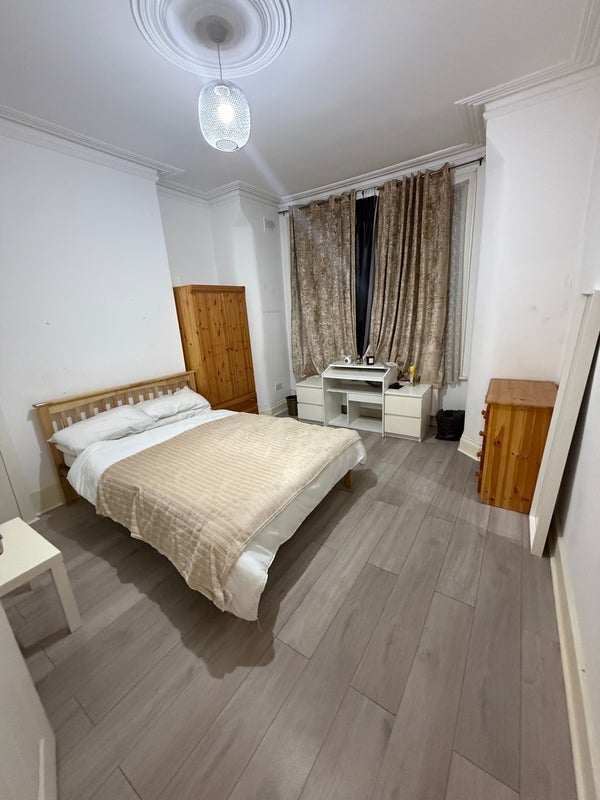 Room Westbury Avenue in Greater London