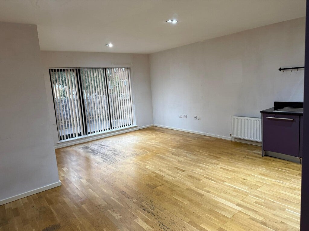 Flat Gloucester Drive in Greater London