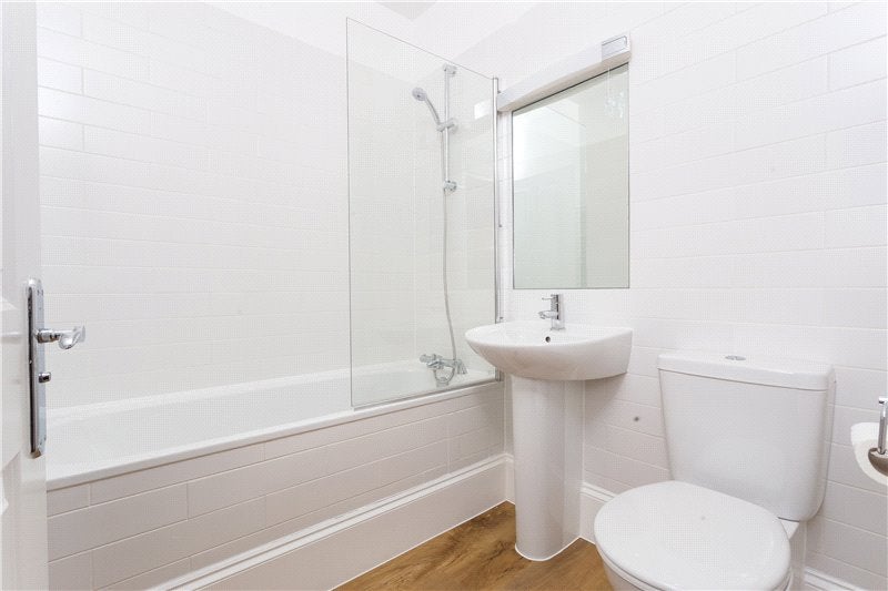 Room Fulham Road in Greater London