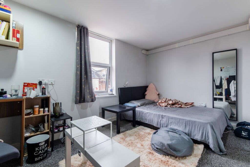 Room Tiverton Road in Birmingham