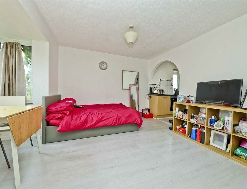 Flat Boxwood Close in Greater London