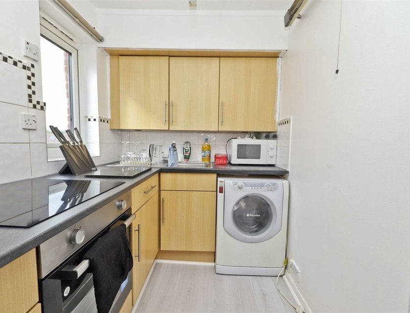 Flat Boxwood Close in Greater London
