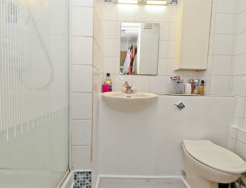 Flat Boxwood Close in Greater London