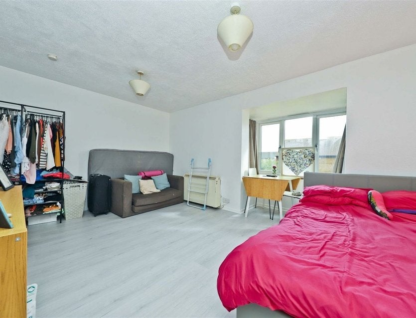 Flat Boxwood Close in Greater London