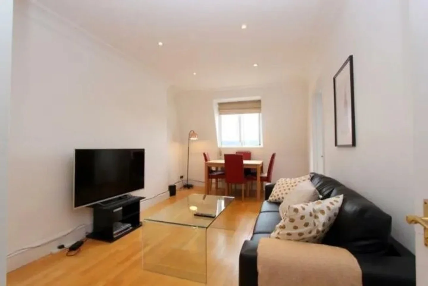 Flat Gloucester Road in Greater London
