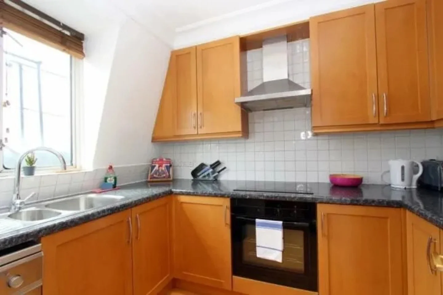 Flat Gloucester Road in Greater London