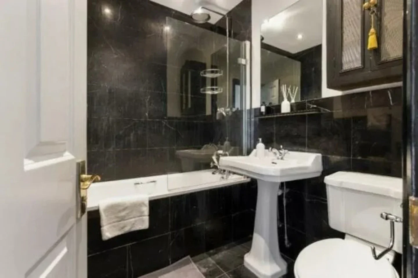Flat Gloucester Road in Greater London