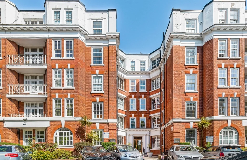 Flat Grove End Road in City of Westminster