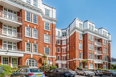 Flat Grove End Road in City of Westminster