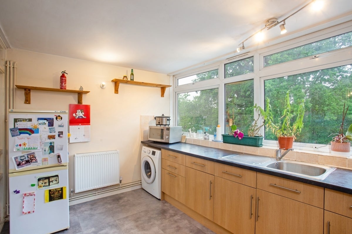 Flat Thurlton Court in Woking