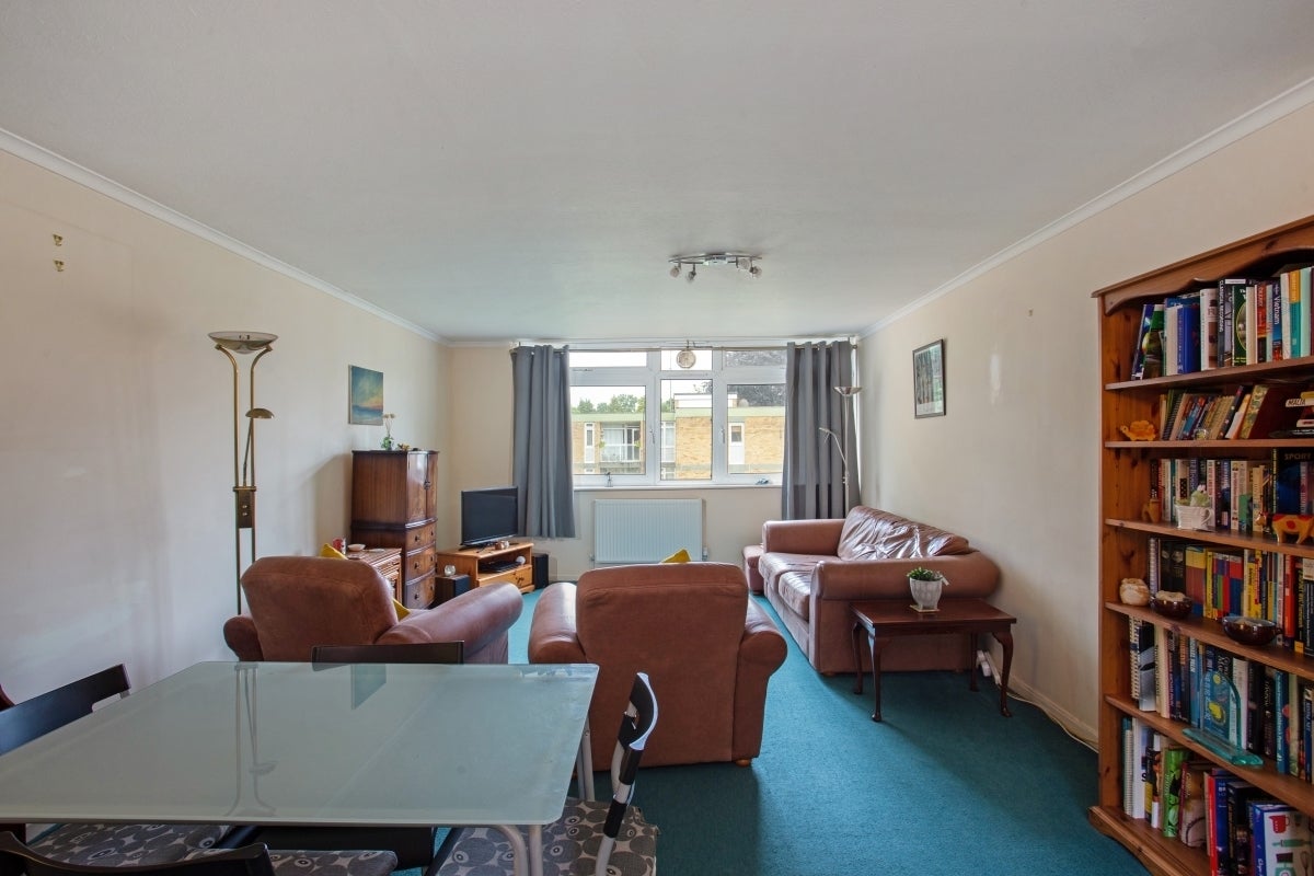 Flat Thurlton Court in Woking
