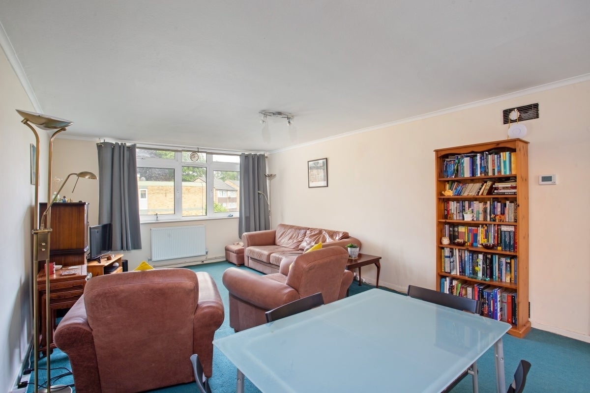 Flat Thurlton Court in Woking