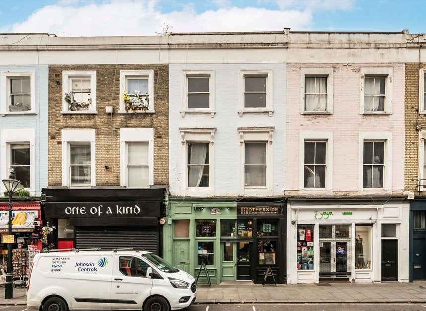 Flat Portobello Road in Greater London