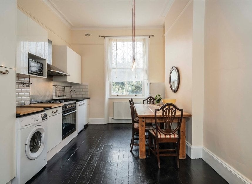 Flat Portobello Road in Greater London