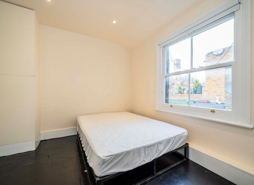 Flat Portobello Road in Greater London