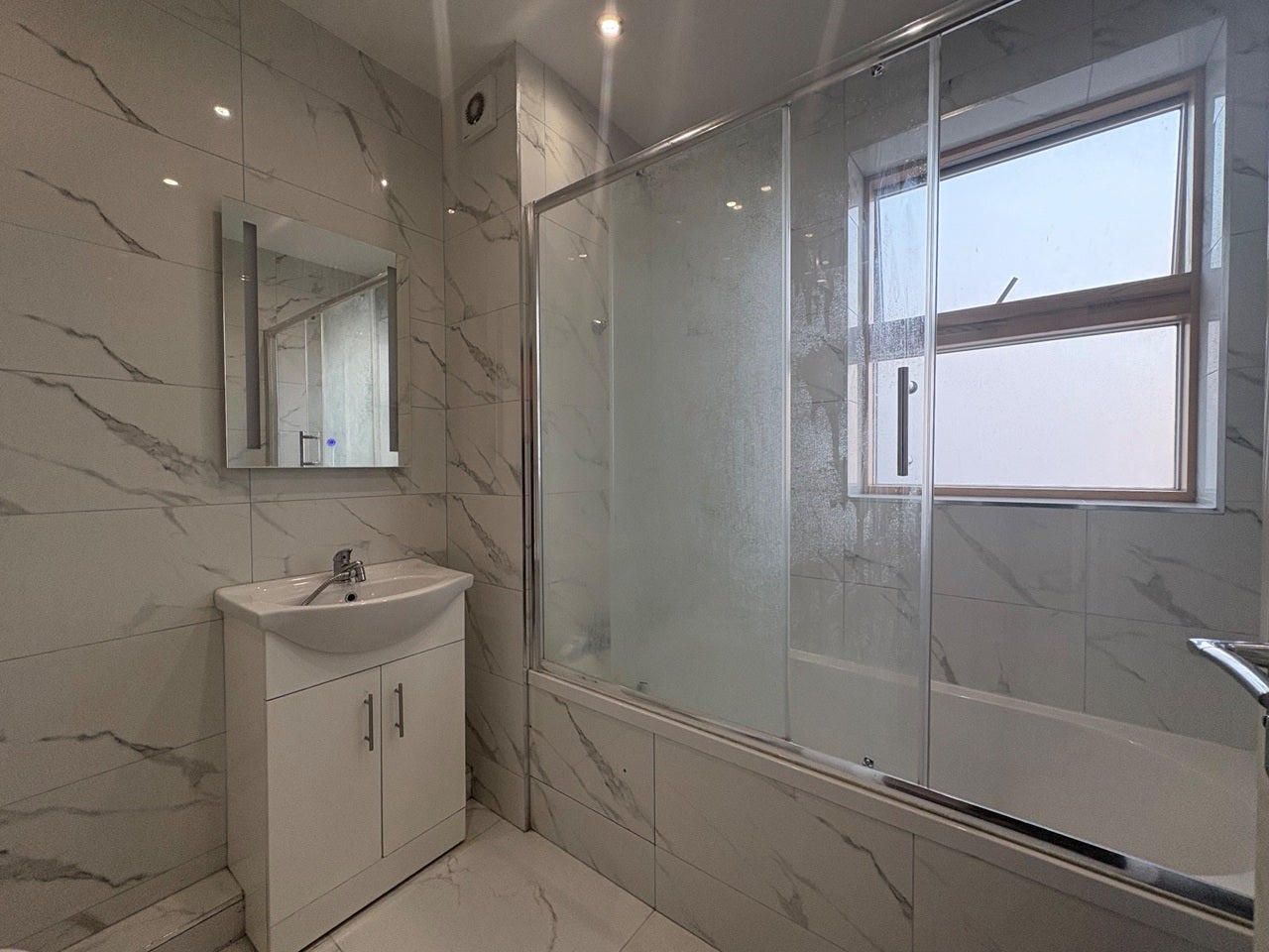 Flat Tanner Street in Greater London