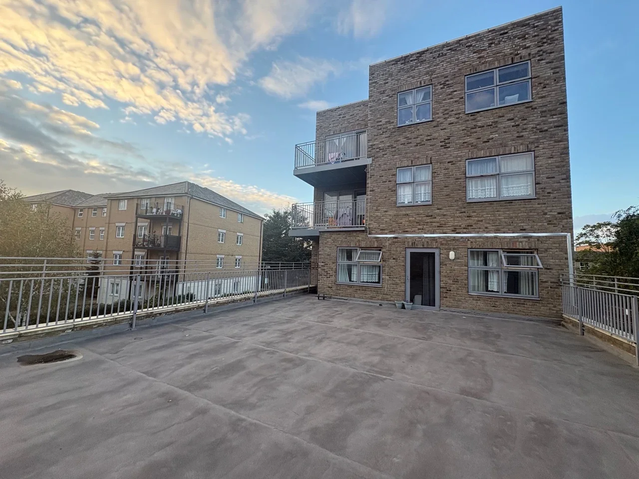 Flat Tanner Street in Greater London