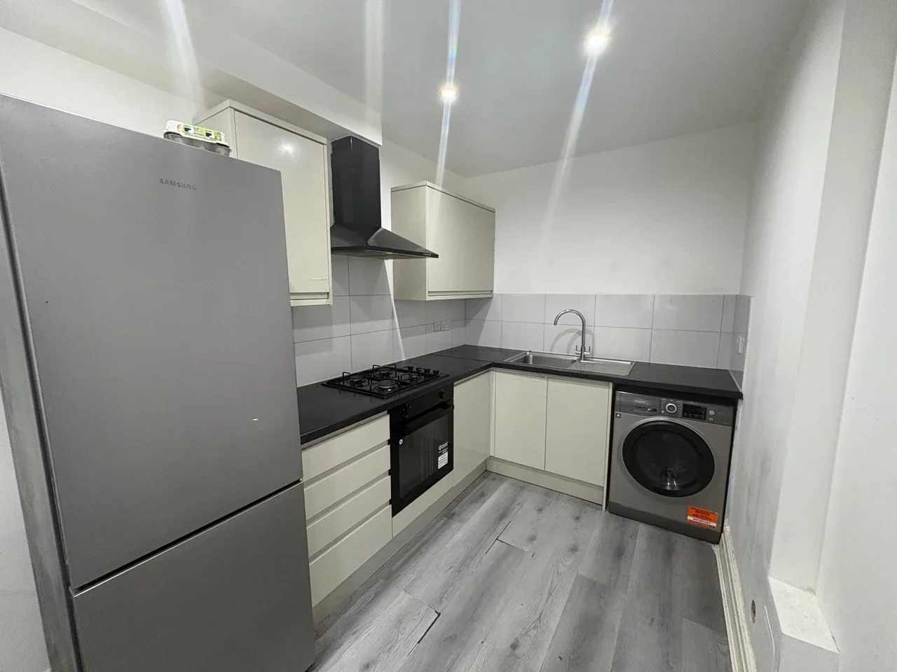 Flat Tanner Street in Greater London