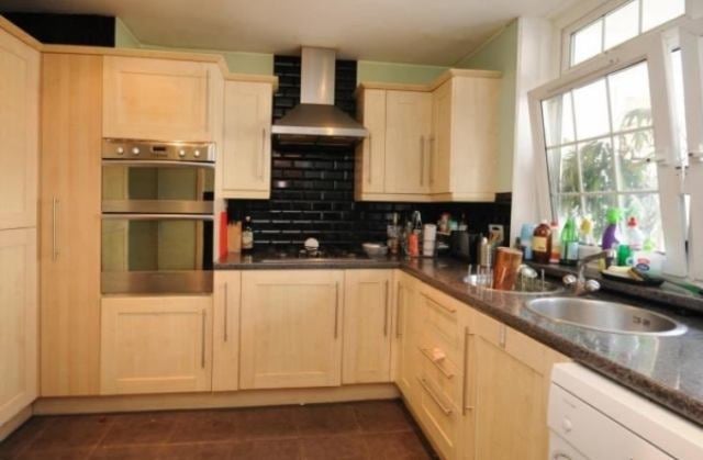 Room Manchester Road in Greater London