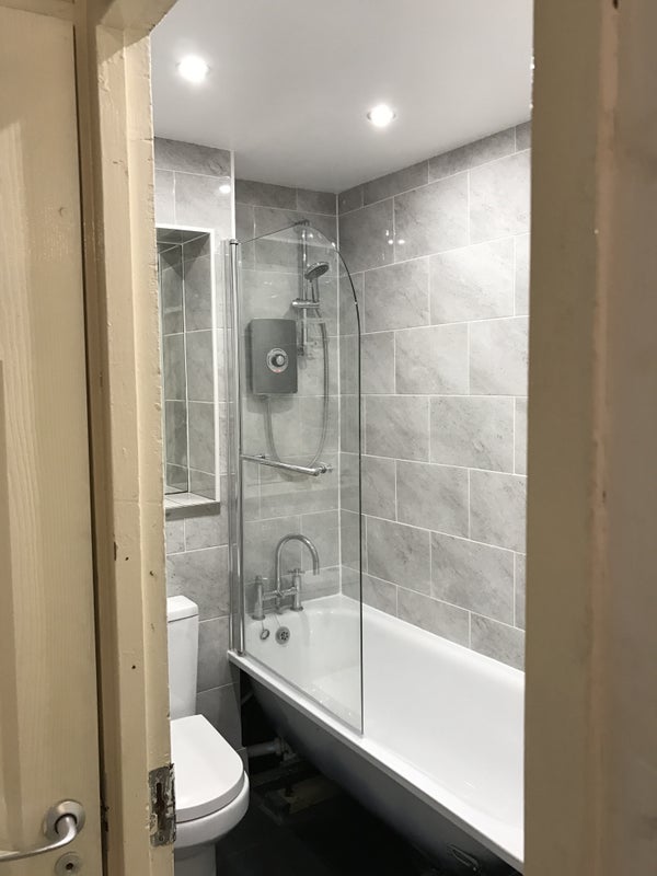 Room Manchester Road in Greater London