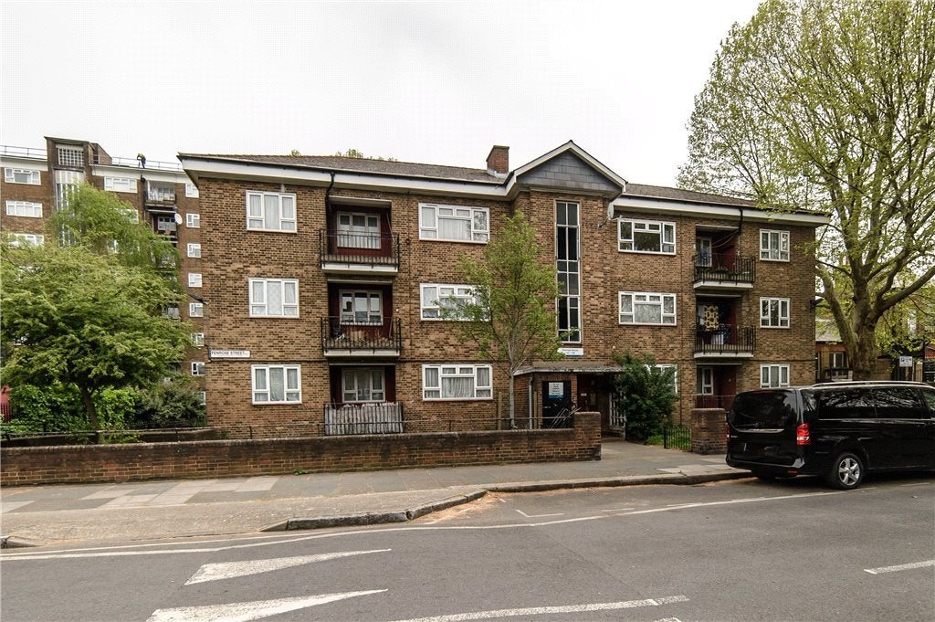 Flat Penrose Grove in Greater London