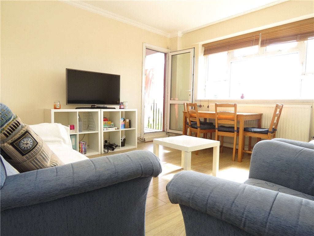 Flat Penrose Grove in Greater London
