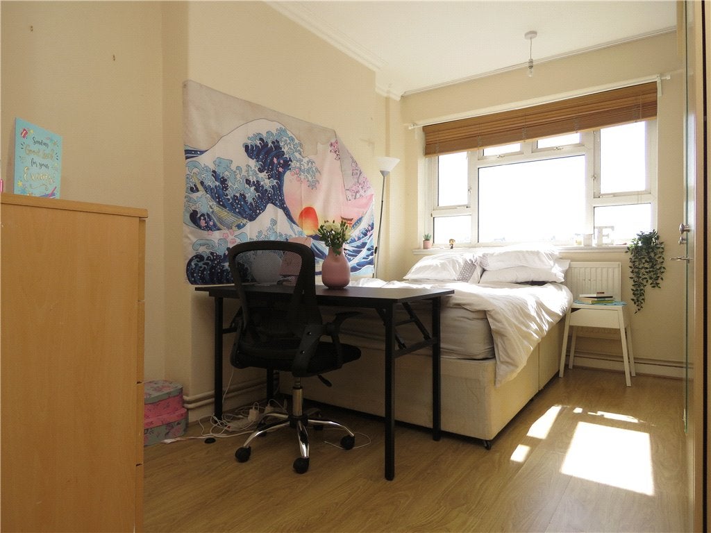 Flat Penrose Grove in Greater London