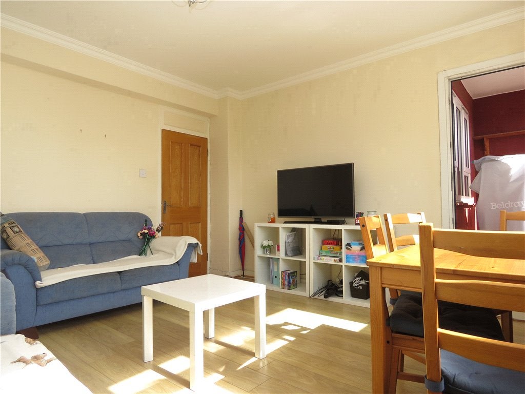 Flat Penrose Grove in Greater London