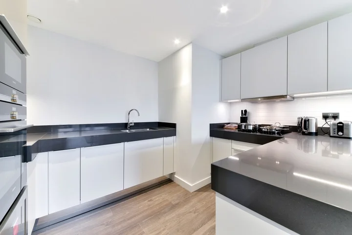 Flat Piazza Walk in Greater London