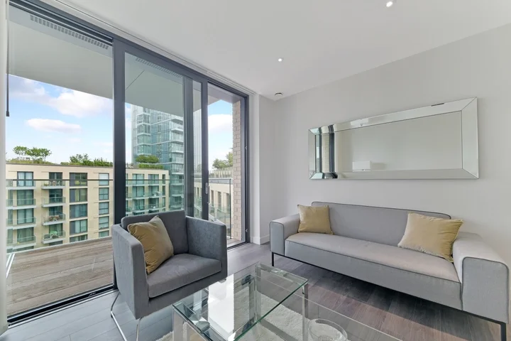 Flat Piazza Walk in Greater London