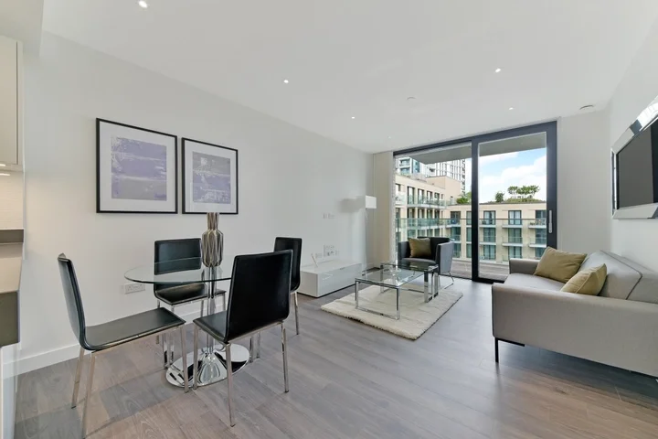 Flat Piazza Walk in Greater London