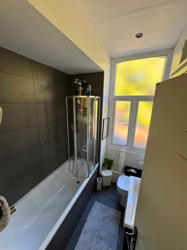 Room Stuart Crescent in Greater London