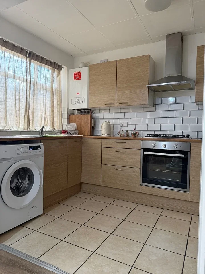 Room Burley Road in Greater London