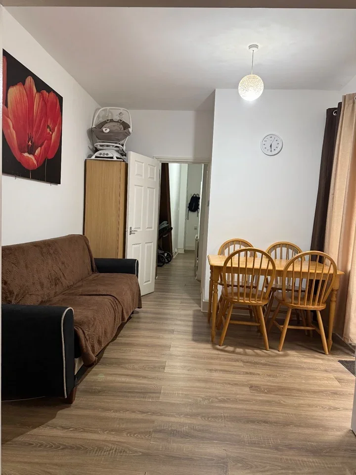 Room Burley Road in Greater London