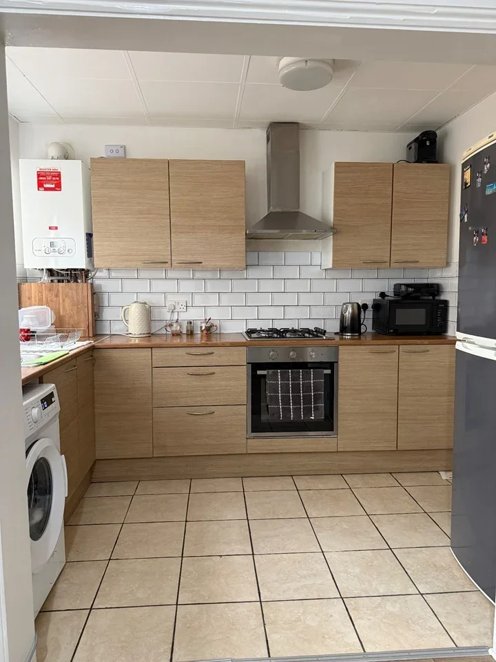 Room Burley Road in Greater London