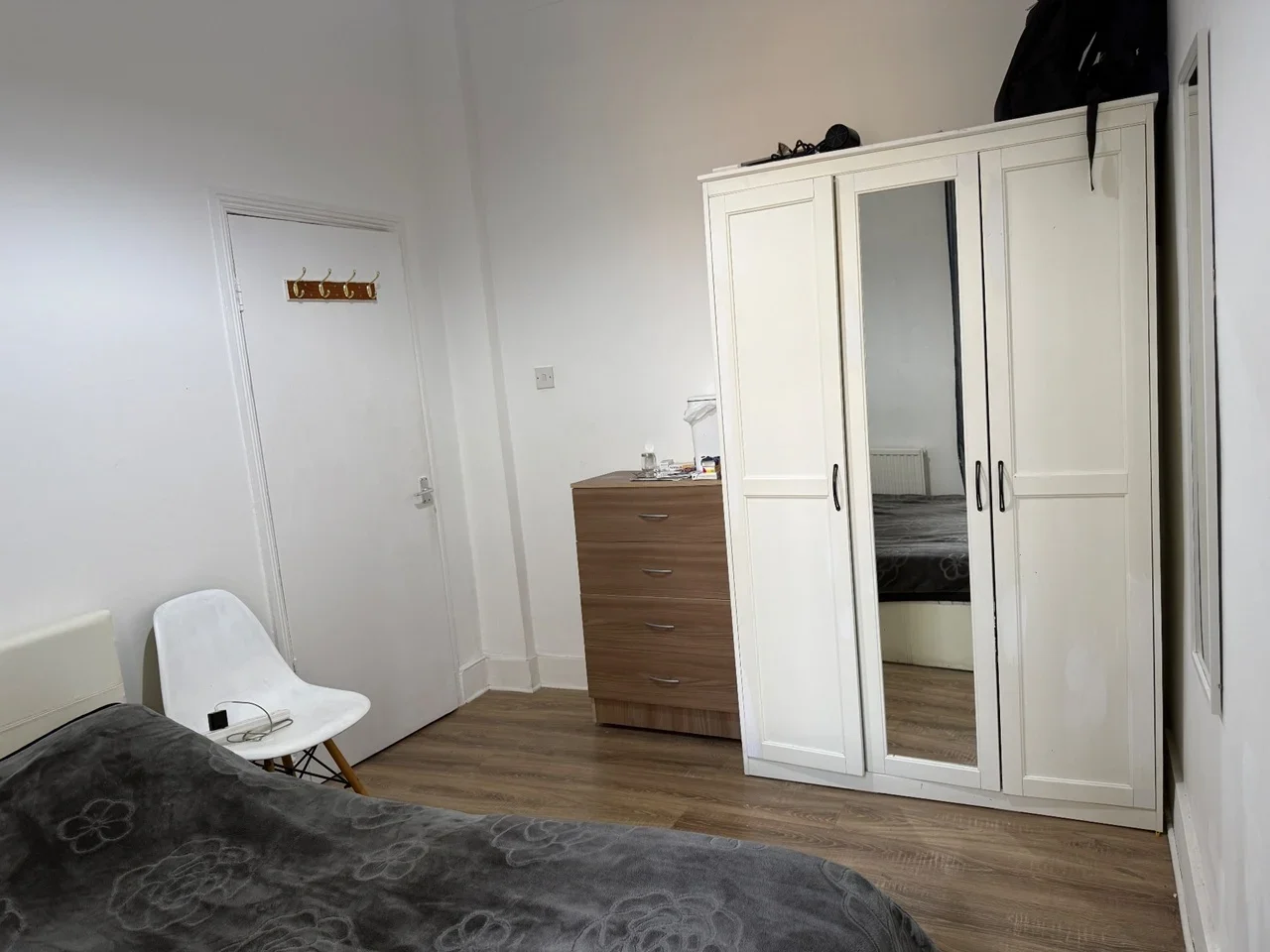 Room Burley Road in Greater London