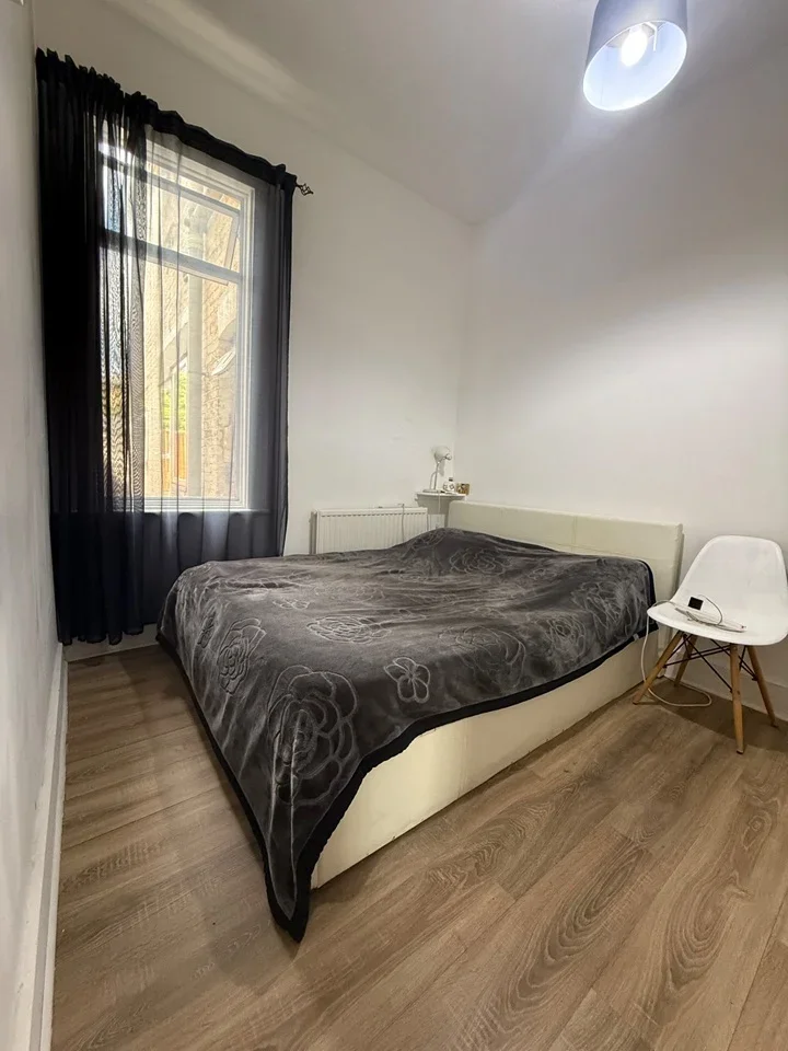 Room Burley Road in Greater London