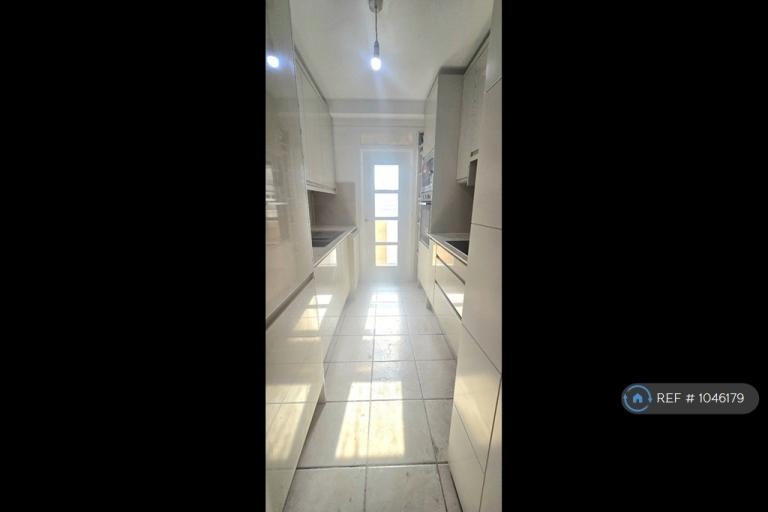 Flat Gooding House in Greater London
