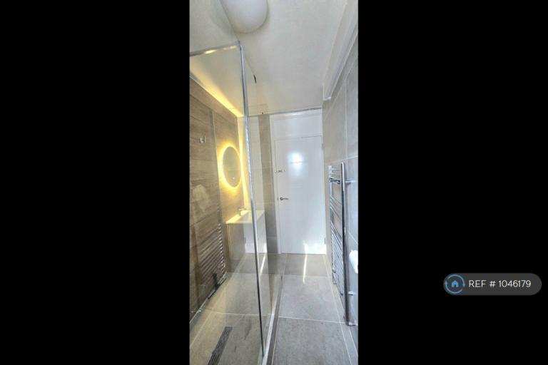 Flat Gooding House in Greater London
