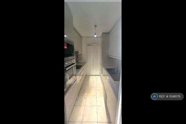 Flat Gooding House in Greater London