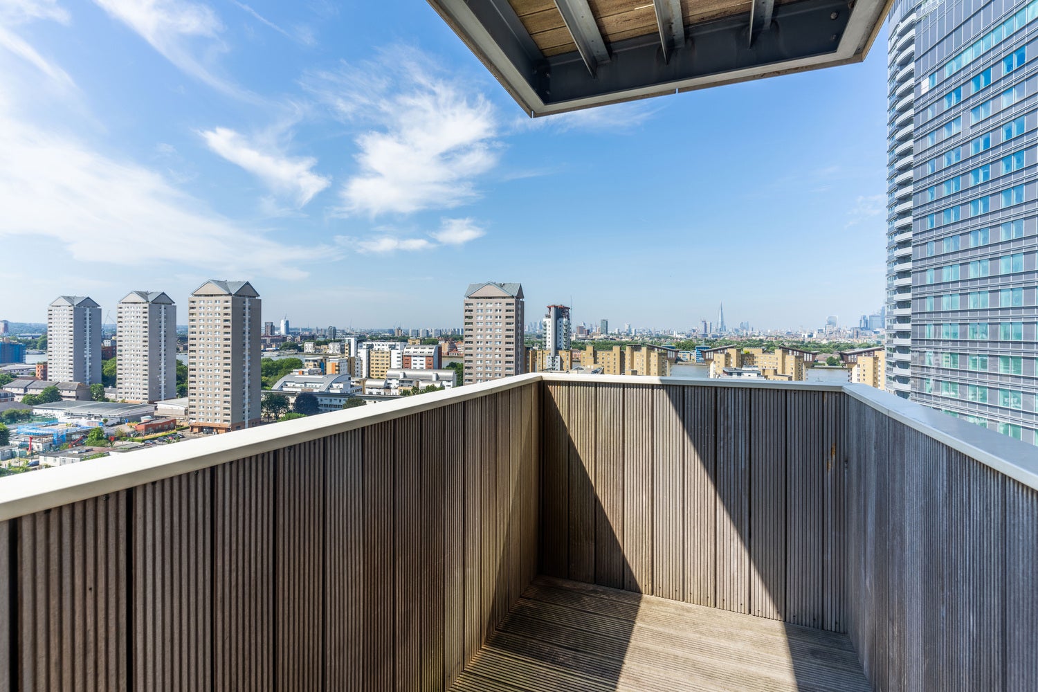 Flat Byng Street in Greater London