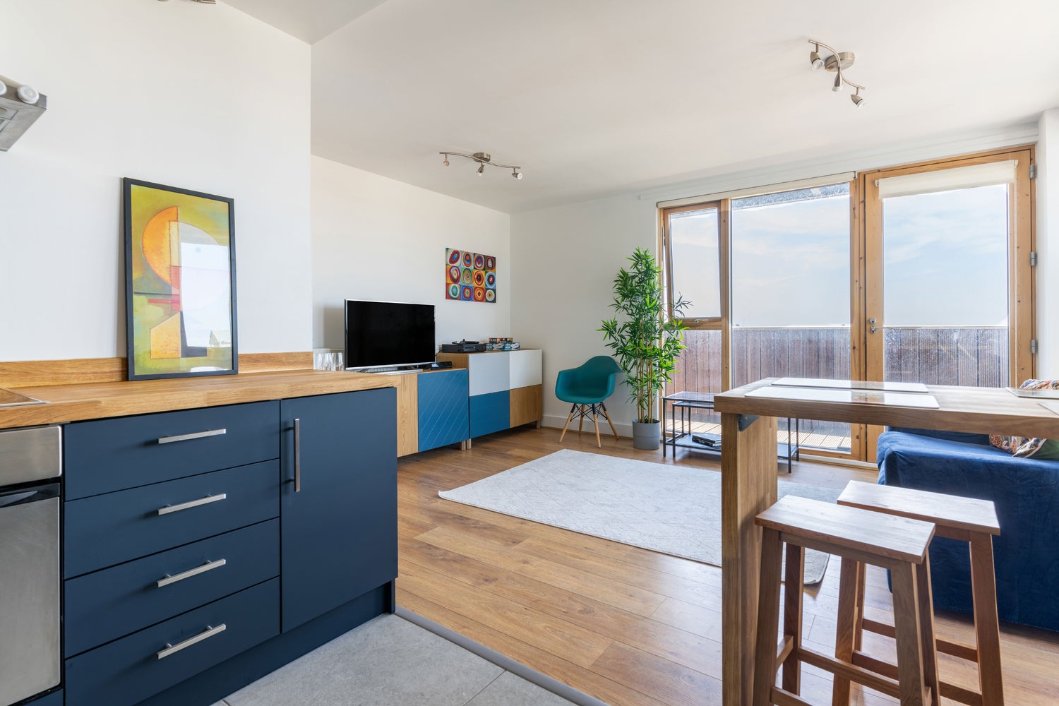 Flat Byng Street in Greater London