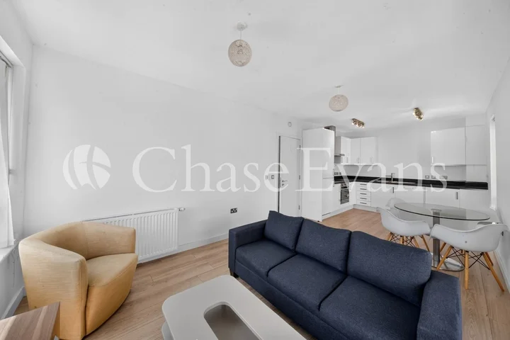 Flat Rathbone Street in Greater London