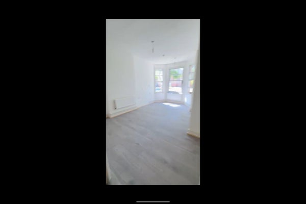 Flat Beauclerk Close in London