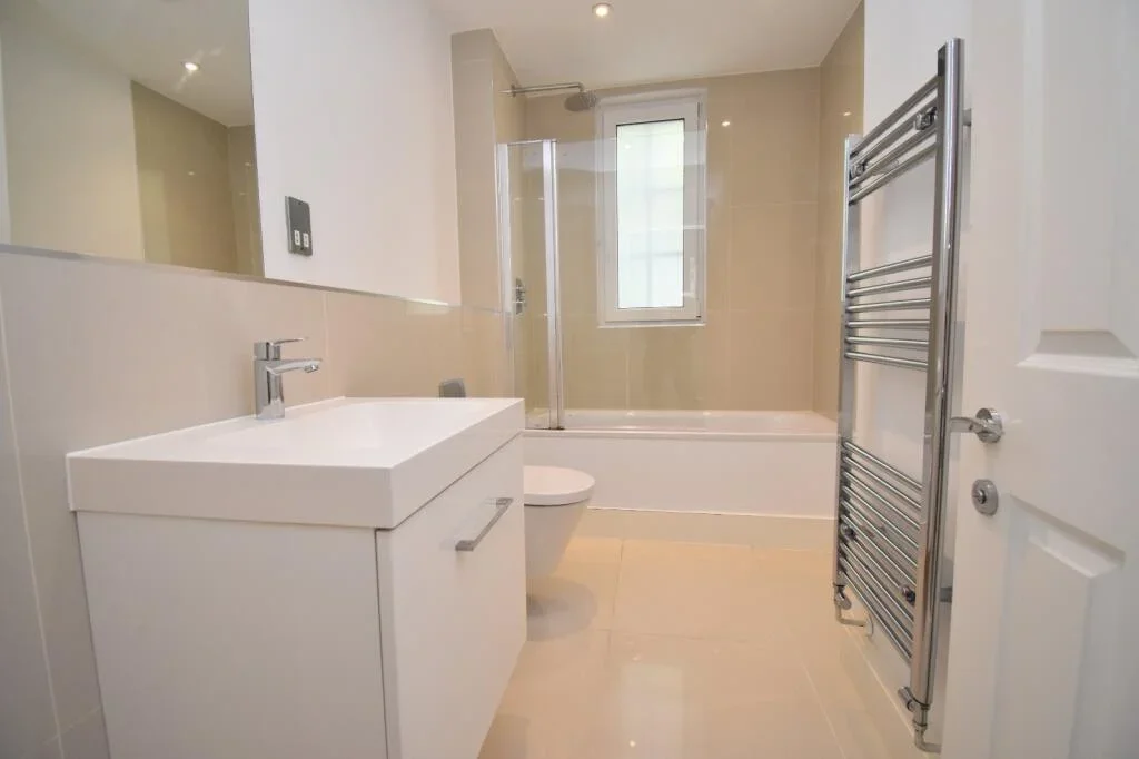 Flat Sunbury Street in Greater London